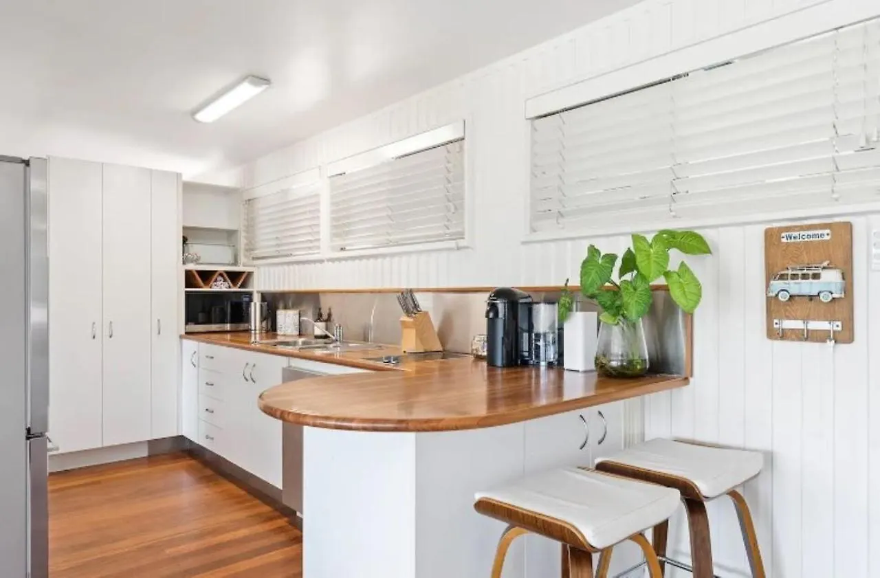Ocean Views Central To Everything , 2 Bed, 2 Minute Walk To Beach Apartment Noosa Heads