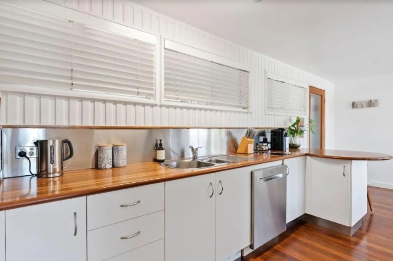 Ocean Views Central To Everything , 2 Bed, 2 Minute Walk To Beach Apartment Noosa Heads